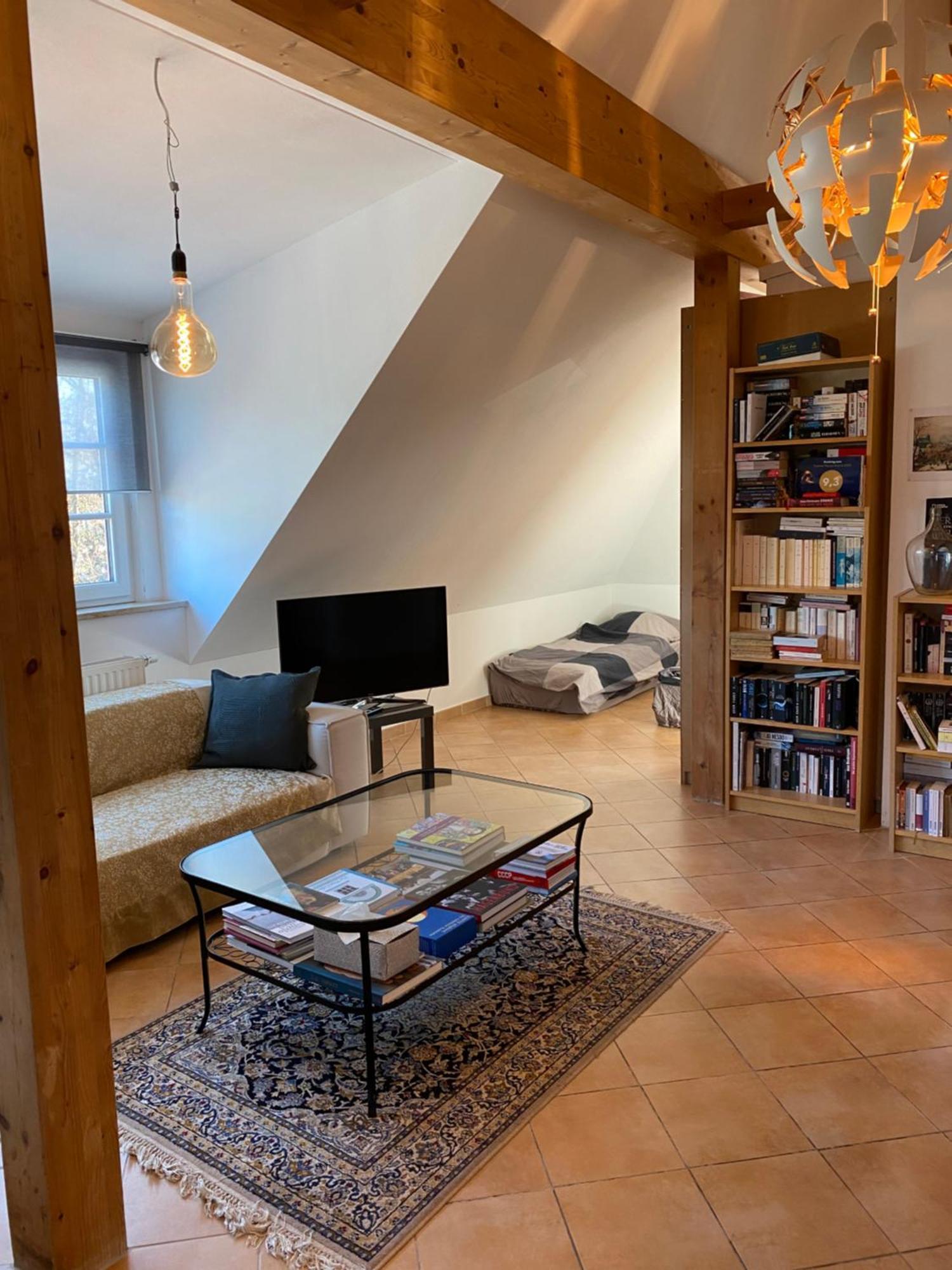 Helle Und Ruhige Dachgeschosswohnung München